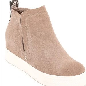 Perfect condition taupe sneaker wedges DOLCE VITA!